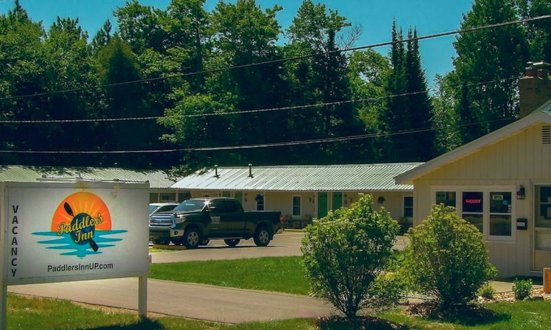 Paddlers Inn (Christmas Motel) - Paddlers Inn (newer photo)